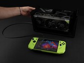 Razer Core X V2 eGPU dock met een Nvidia GeForce RTX grafische kaart aangesloten op de MSI Claw A8 handheld gaming PC. (Afbeeldingsbron: ETA PRIME via YouTube)