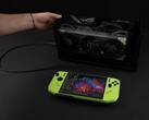 Razer Core X V2 eGPU dock met een Nvidia GeForce RTX grafische kaart aangesloten op de MSI Claw A8 handheld gaming PC. (Afbeeldingsbron: ETA PRIME via YouTube)