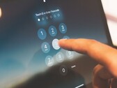 Een vinger toetst een pincode in op een cijfertoetsenbord op het scherm
