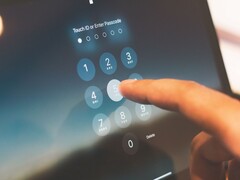 Een vinger toetst een pincode in op een cijfertoetsenbord op het scherm