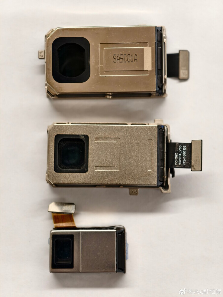 De telefotocamera van de Vivo X200 Ultra bovenop die van de X100 Ultra en van een typische grootte voor een modern vlaggenschip. (Afbeeldingsbron: Vivo)