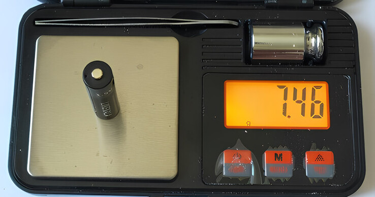 Een van de twee bestelde batterijen weegt slechts 7,46 g (0,26 oz) op de weegschaal. Afbeelding vergroot met iloveimg.com