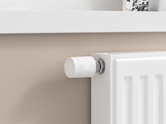Aqara radiatorthermostaat W600 geïnstalleerd op een witte radiator (Afbeelding bron: Aqara)