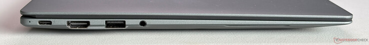 Links: USB-C 4.0 met Thunderbolt 4 (40 Gbps, DisplayPort 1.4, Power Delivery 3.0), HDMI 2.1, USB-A 3.2 Gen 2 (10 Gbps), 3.5 mm stereo-aansluiting