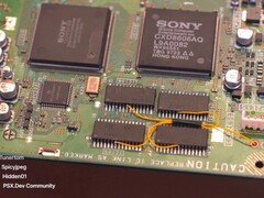 Een PlayStation 1 met een 16 MB RAM-mod
