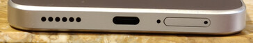 Onderkant: Luidspreker, USB-poort, microfoon, SIM-slot