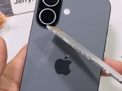 Achterkant van de iPhone 17 permanent bekrast met aluminium. (Afbeeldingsbron: JerryRigEverything op YouTube, screenshot)