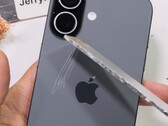 Achterkant van de iPhone 17 permanent bekrast met aluminium. (Afbeeldingsbron: JerryRigEverything op YouTube, screenshot)