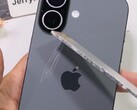 Achterkant van de iPhone 17 permanent bekrast met aluminium. (Afbeeldingsbron: JerryRigEverything op YouTube, screenshot)