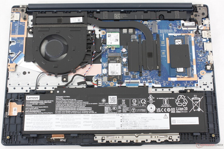 Moederbord van de IdeaPad Slim 3 15IRH10R uit 2025 ter vergelijking; hieruit blijkt dat er geen ingrijpende interne wijzigingen zijn aangebracht