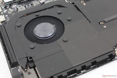 De dubbele ~60 mm ventilatoren in de MSI Stealth 18 kunnen wel 63 dB(A) luid zijn, maar prestatievoordelen zijn op zijn best marginaal (Afbeelding bron: Notebookcheck)