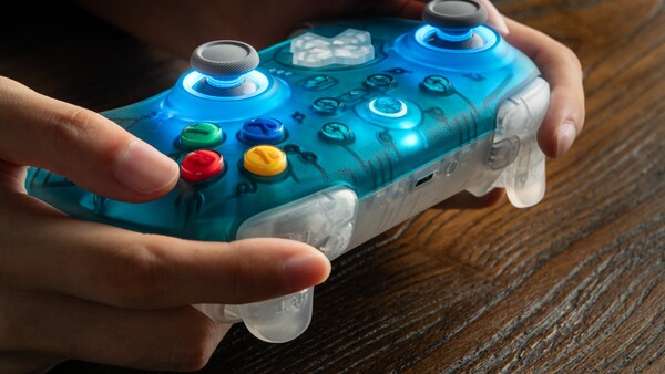 De 8BitDo Ultimate 2 draadloze controller N64 30th Edition.