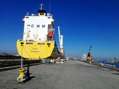 Een afgemeerd containerschip aan een kade (Afbeelding bron: Bruno Hervas via Unsplash)