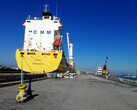 Een afgemeerd containerschip aan een kade (Afbeelding bron: Bruno Hervas via Unsplash)