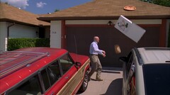 Bryan Cranston die een pizza op een dak gooit (bron: Breaking Bad)