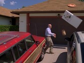 Bryan Cranston die een pizza op een dak gooit (bron: Breaking Bad)