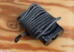 65-watt type-C stroomadapter met de mogelijkheid om de kabel op te winden