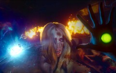 Judas screenshot met vrouw leunend op glas