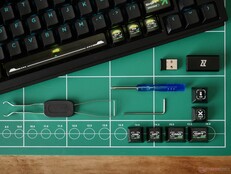 Lemokey L1 HE accessoires omvatten demontagegereedschap en extra keycaps.