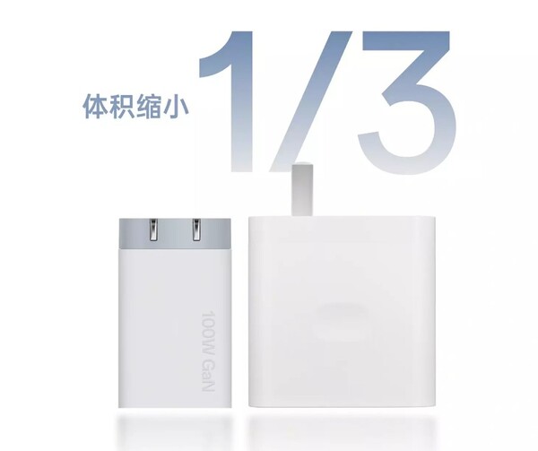 De nieuwe OnePlus 100W Compact SuperVOOC GaN lader is veel kleiner dan de oudere 100W SuperVOOC lader. (Afbeeldingsbron: OnePlus)