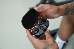 In combinatie met het oplaadetui biedt de VERIO 200 een batterijlevensduur van 35 uur (Afbeelding bron: Beyerdynamic)