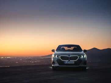 De verlichte rand rond de kenmerkende BMW grille voegt visuele flair toe aan de voorkant van de i5. (Afbeelding bron: BMW)