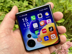 Honor is misschien nog maar een maand verwijderd van het vervangen van de Magic V Flip, op de foto. (Afbeeldingsbron: Notebookcheck)