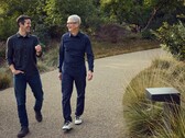 Apple-CEO Tim Cook en zijn opvolger John Ternus.