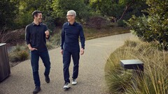 Apple-CEO Tim Cook en zijn opvolger John Ternus.