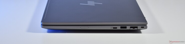 rechts: USB-C 3.2 Gen 2x2, USB-A 3.2 Gen 1, RJ45-Ethernet, Kensington-slot