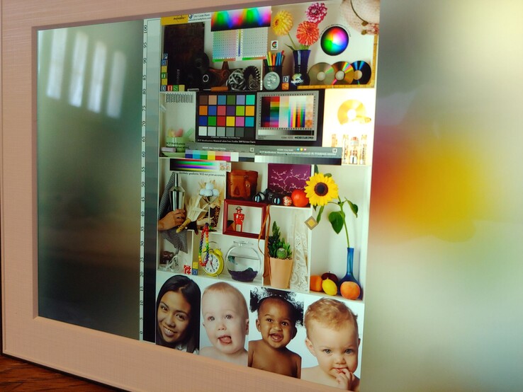 De helderheid neemt af naarmate de kijkhoek toeneemt, terwijl reflecties goed onder controle worden gehouden.