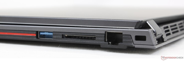 Rechts: USB-A 2.0, SD-kaartlezer, Gigabit RJ-45, Kensington-slot
