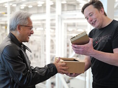 Jensen Huang overhandigt Elon Musk een van &#039;s werelds eerste Nvidia DGX Spark compacte desktopcomputers, ontworpen voor de ontwikkeling van AI-modellen. (Afbeeldingsbron: Nvidia)