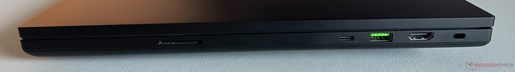 Rechts: SD-kaartlezer, USB-C 4.0 met Thunderbolt 5 (120 GBit/s, DisplayPort 2.1 via dGPU, Power Delivery 3.0), USB-A 3.2 Gen.2 (10 GBit/s), HDMI 2.1, Kensington-beveiligingssleuf