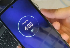 De Motorola Razr 3 zal naar verwachting beschikken over hoge-resolutie camera's, waaronder een 32 MP front-facing sensor. (Afbeelding bron: @evleaks)