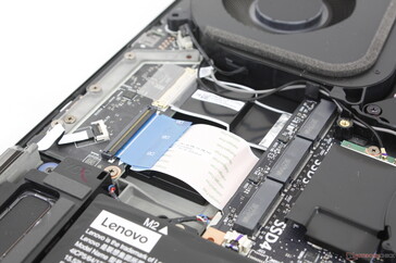 Drie extra M.2 2280 PCIe4 x4-sleuven (met verwijderde hittespreider)