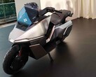 Omoway OMO X zelfbalancerende elektrische motorfiets getoond tijdens het wereldwijde lanceringsevenement van het bedrijf in Singapore.