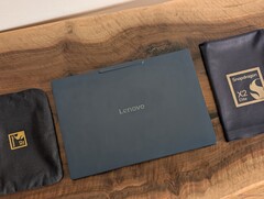 De nieuwste 14-inch Yoga 7-laptop met Snapdragon gaat meer dan twee keer zo lang mee als het AMD-model