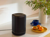 Het systeem volgt het Sonos-model en gebruikt één app voor het groeperen van kamers, het koppelen van stereoparen, automatische kamerafstemming en surroundopstellingen met een soundbar.