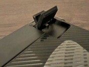 Het toetsenbord kan verder gekanteld worden met behulp van de verstelbare voetjes; alle foto's zijn gemaakt met de voetjes ingeklapt. (Afbeeldingsbron: Notebookcheck)