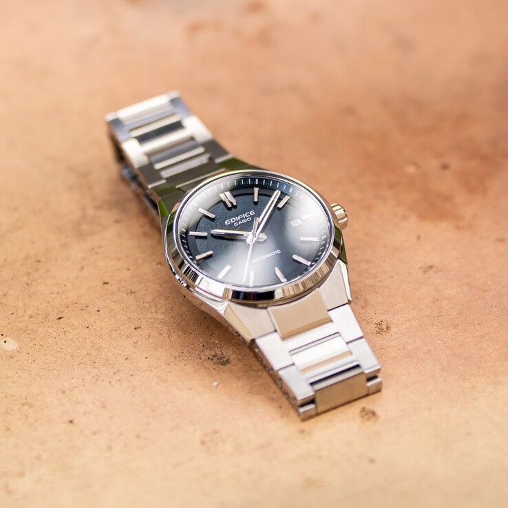 Het Casio Edifice EFK-110D-2A horloge