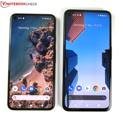 Groottevergelijking: De Google Pixel 5 aan de linkerkant, de Google Pixel 4a 5G aan de rechterkant