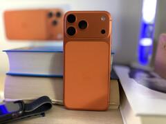 De Apple iPhone 17 Pro Max is verkrijgbaar in 3 kleurvarianten. Cosmic Orange is veruit de meest opvallende. (Afbeeldingsbron: Notebookcheck)