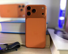 De Apple iPhone 17 Pro Max is verkrijgbaar in 3 kleurvarianten. Cosmic Orange is veruit de meest opvallende. (Afbeeldingsbron: Notebookcheck)