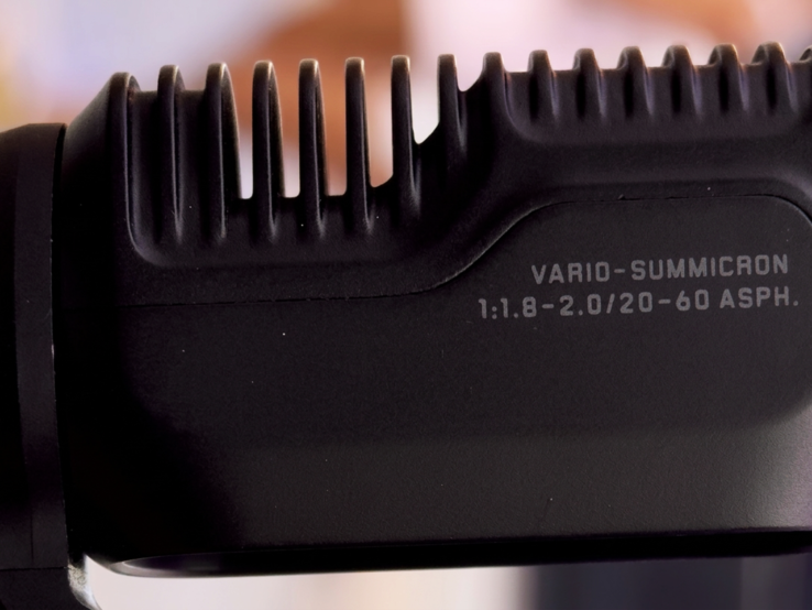 Close-up van de gimbalkop van de Insta360 Luna Ultra onthult een zoombereik van 20-60 mm (dit komt overeen met 3x optische zoom).