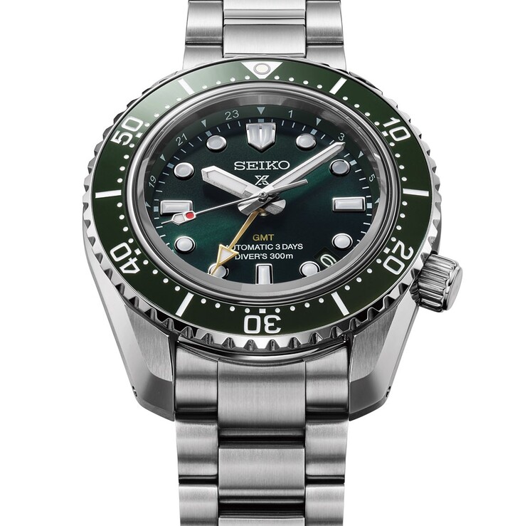 De Seiko Prospex HBC001 combineert een diepgroene wijzerplaat met een bijpassende keramische lunette en gouden GMT wijzer.