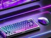 De Lenovo Legion Y7MG-gamingmuis, afgebeeld naast een toetsenbord, monitor en RGB-bureaulamp