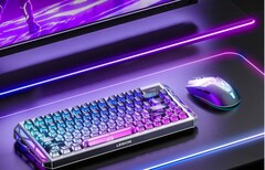 De Lenovo Legion Y7MG-gamingmuis, afgebeeld naast een toetsenbord, monitor en RGB-bureaulamp