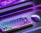 De Lenovo Legion Y7MG-gamingmuis, afgebeeld naast een toetsenbord, monitor en RGB-bureaulamp