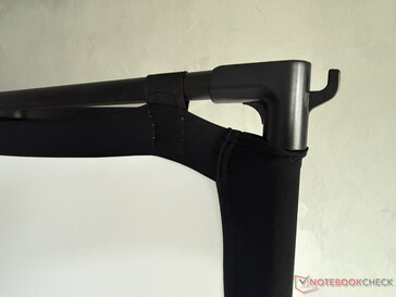 ...is aan de boven- en onderkant gespannen met klittenbandlussen